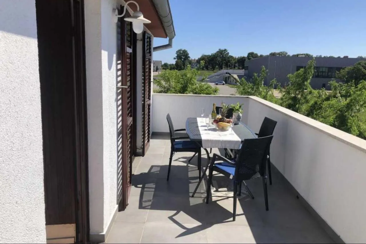 ゲストハウス Apartments Matea In Finida Porec 1Km From The Beach