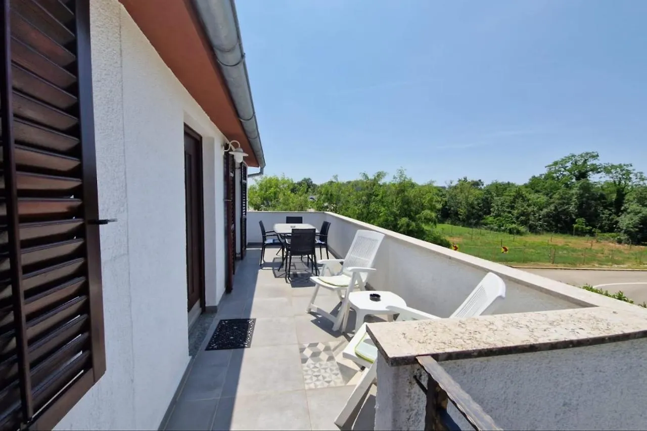 Apartments Matea In Finida Porec 1Km From The Beach ゲストハウス
