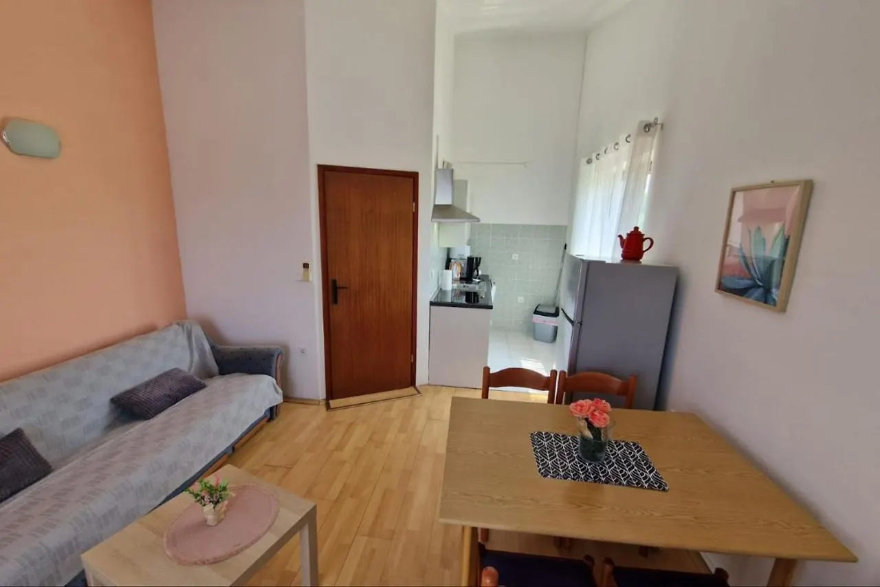 Apartments Matea In Finida Porec 1Km From The Beach ゲストハウス